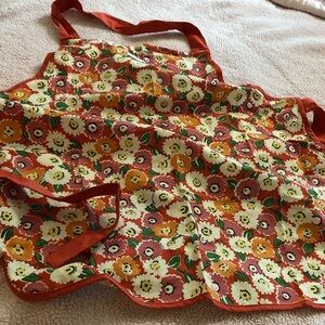 Girls tie apron!